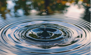 Ondas en el agua simbolizando el tratamiento por acoso laboral en Torremolinos