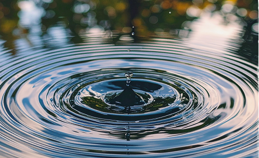 Ondas en el agua simbolizando el tratamiento por acoso laboral en Torremolinos