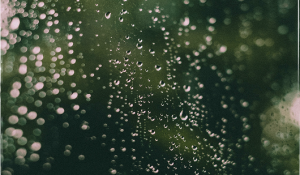 Lluvia sobre un cristal simbolizando el tratamiento del duelo en torremolinos