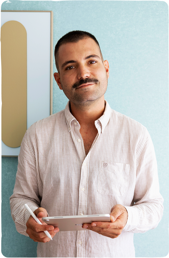 Miembro del equipo de Galaia Psicología con una tablet para realizar una sesión de terapia online en español