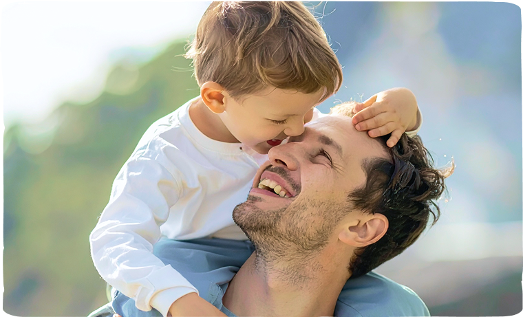 Un padre con su hijo a hombros, simbolizando la terapia de psicología infantil y juvenil