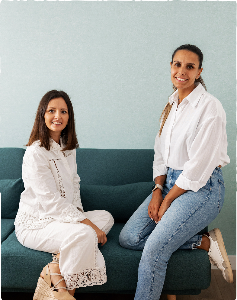 Dos psicólogas sonriendo en la consulta Galaia de técnicas psicológicas en Torremolinos