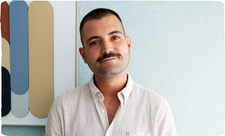 Miembro del equipo de Galaia Psicología con una tablet para realizar una sesión de terapia online en español