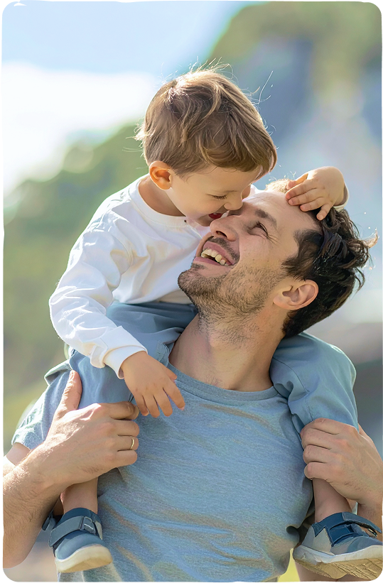 Un padre con su hijo a hombros, simbolizando la terapia de psicología infantil y juvenil