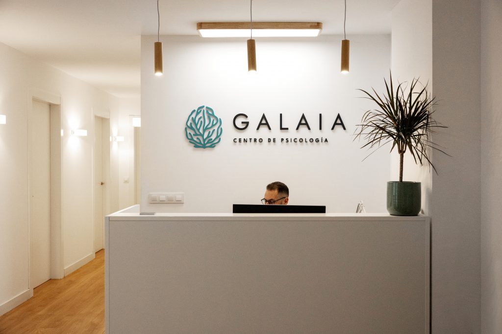 Espacio de recepción de Galaia Centro de Psicología en Torremolinos